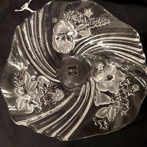 Mikasa Christmas bowl, rippled edge